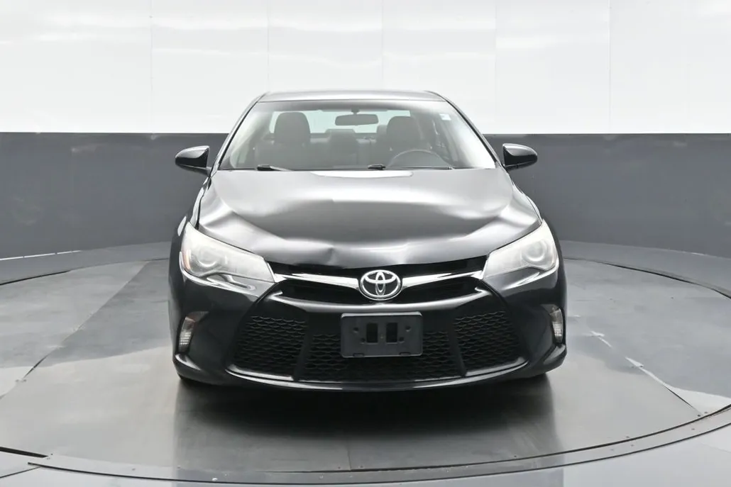 2017 Toyota Camry SE photo 1