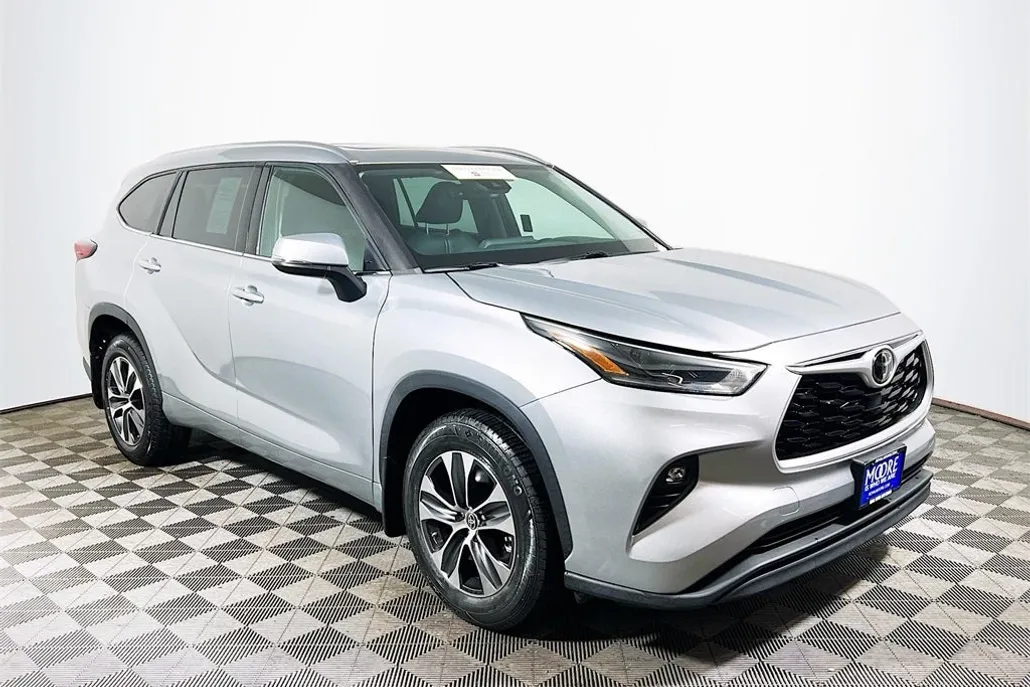 2021 Toyota Highlander XLE photo 1