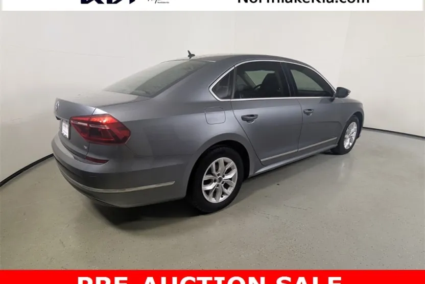 2017 Volkswagen Passat S photo 1