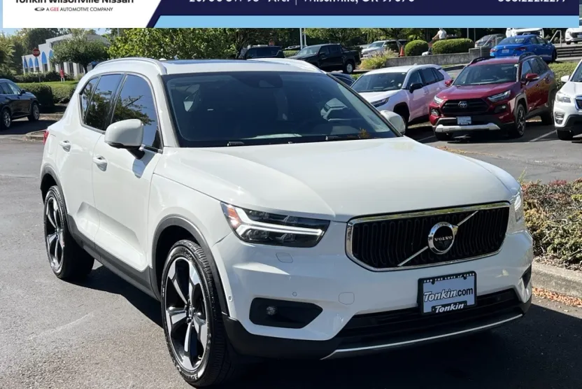 2019 Volvo XC40 T5 Momentum photo 1