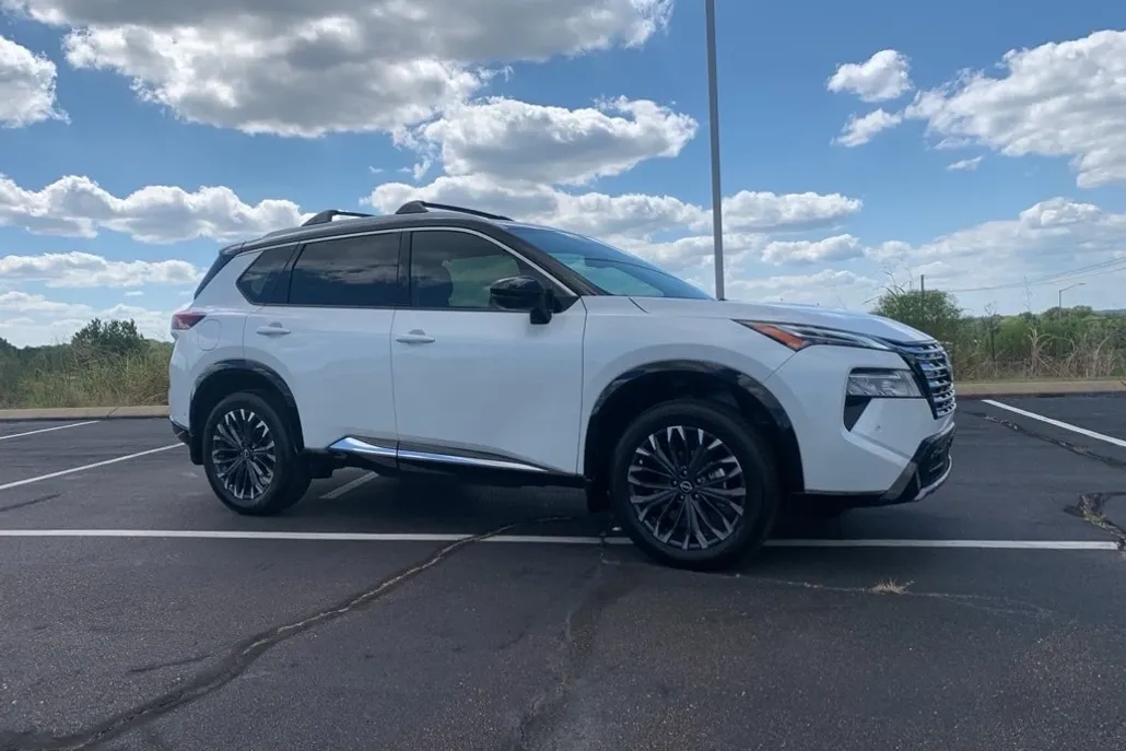 2025 Nissan Rogue Platinum photo 1