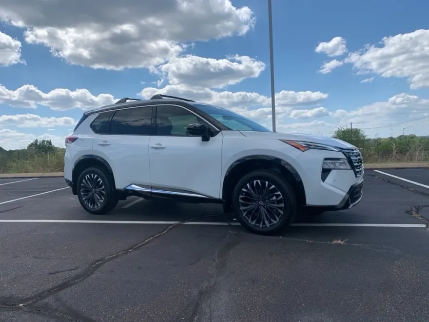 2025 Nissan Rogue Platinum photo 1