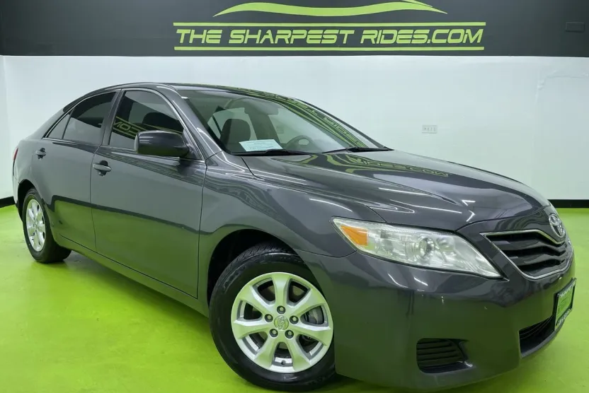 2011 Toyota Camry SE photo 1
