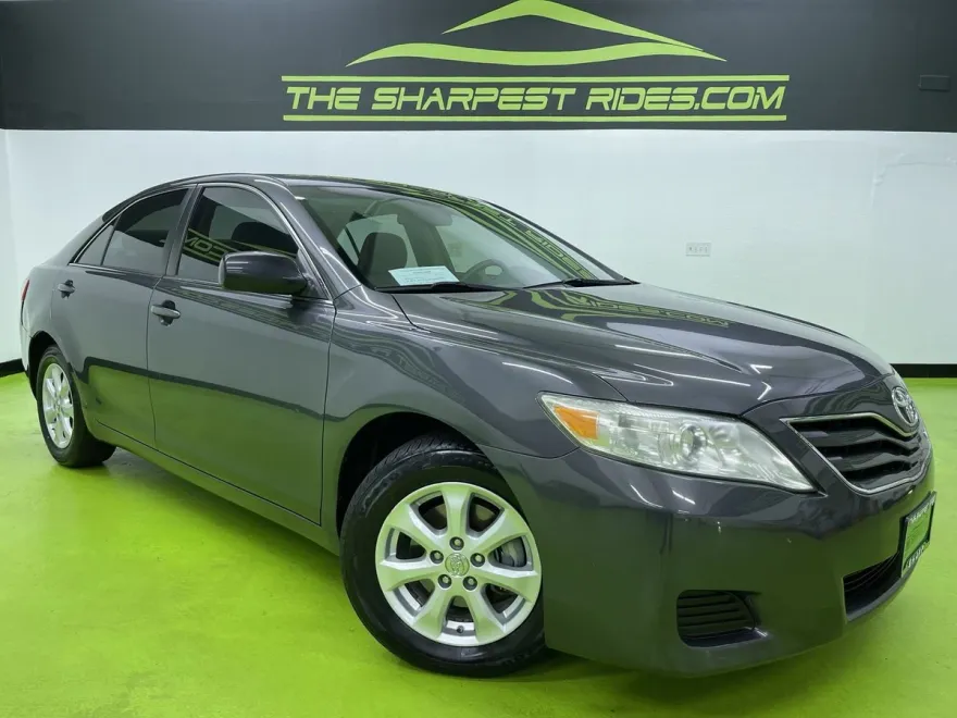 2011 Toyota Camry SE photo 1