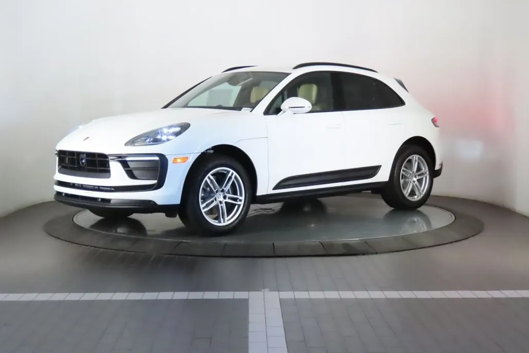 2026 Porsche Macan Base photo 1