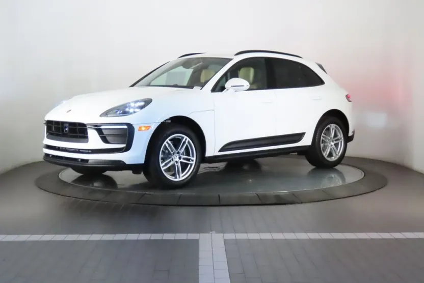 2026 Porsche Macan Base photo 1