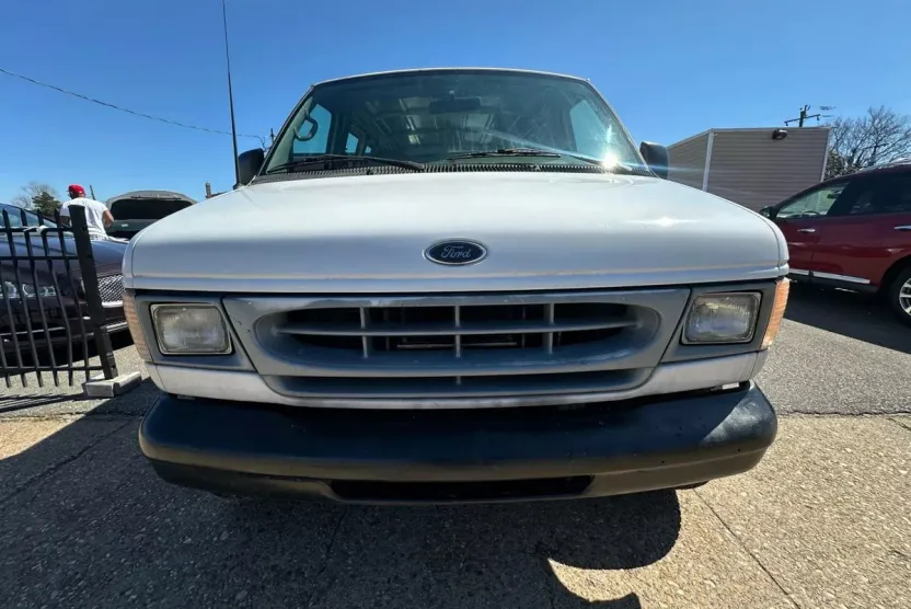 2001 Ford E-250 photo 1