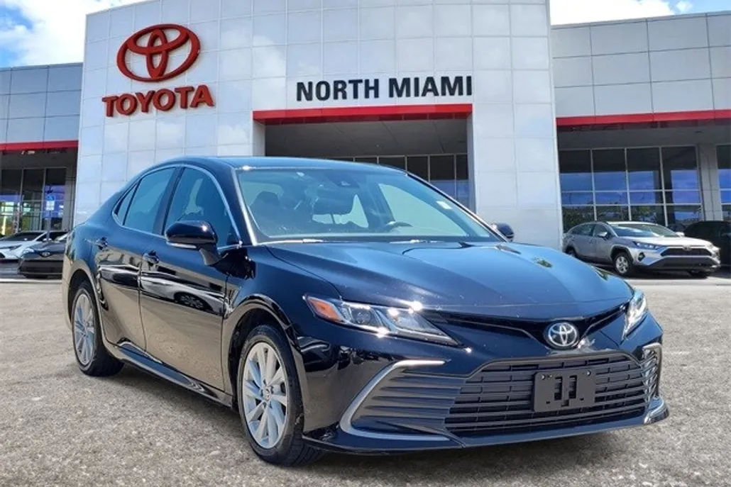 2022 Toyota Camry LE photo 1