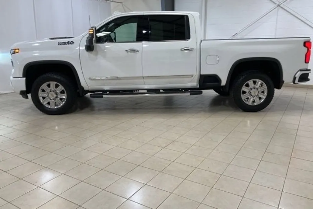 2025 Chevrolet Silverado 3500HD High Country photo 1