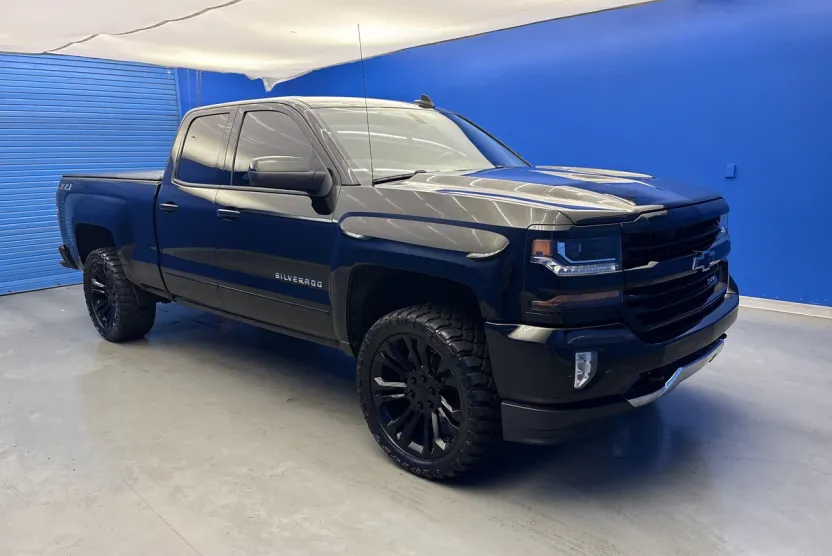 2018 Chevrolet Silverado LT photo 1