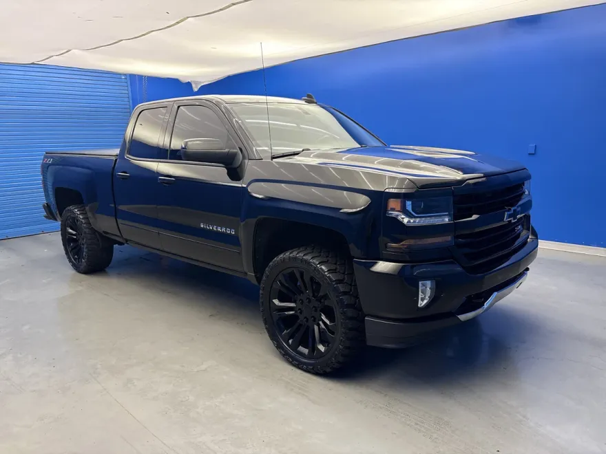 2018 Chevrolet Silverado LT photo 1
