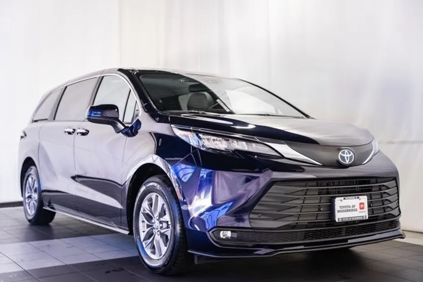 2025 Toyota Sienna XLE photo 1