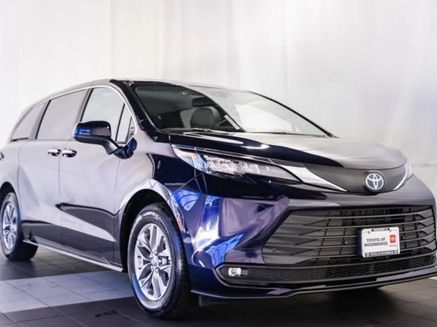 2025 Toyota Sienna XLE photo 1