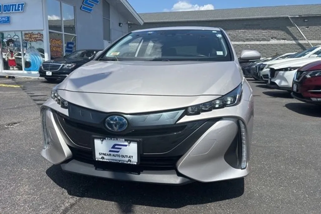 2022 Toyota Prius Prime LE photo 1