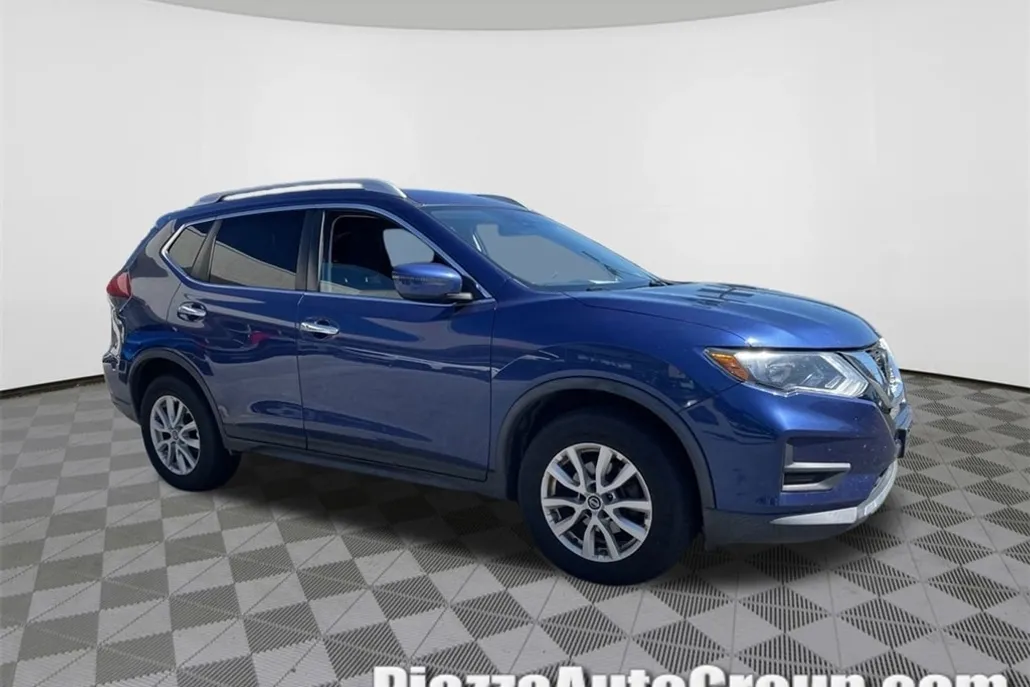 2019 Nissan Rogue SV photo 1