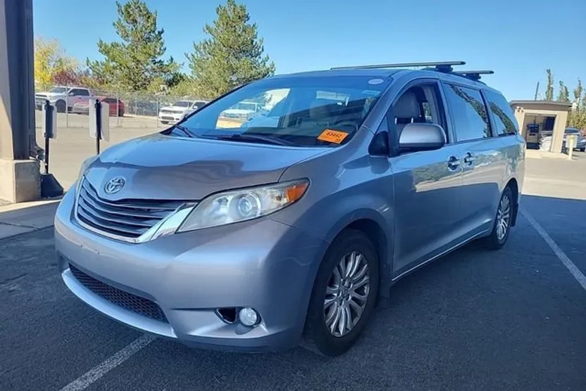 2011 Toyota Sienna XLE photo 1
