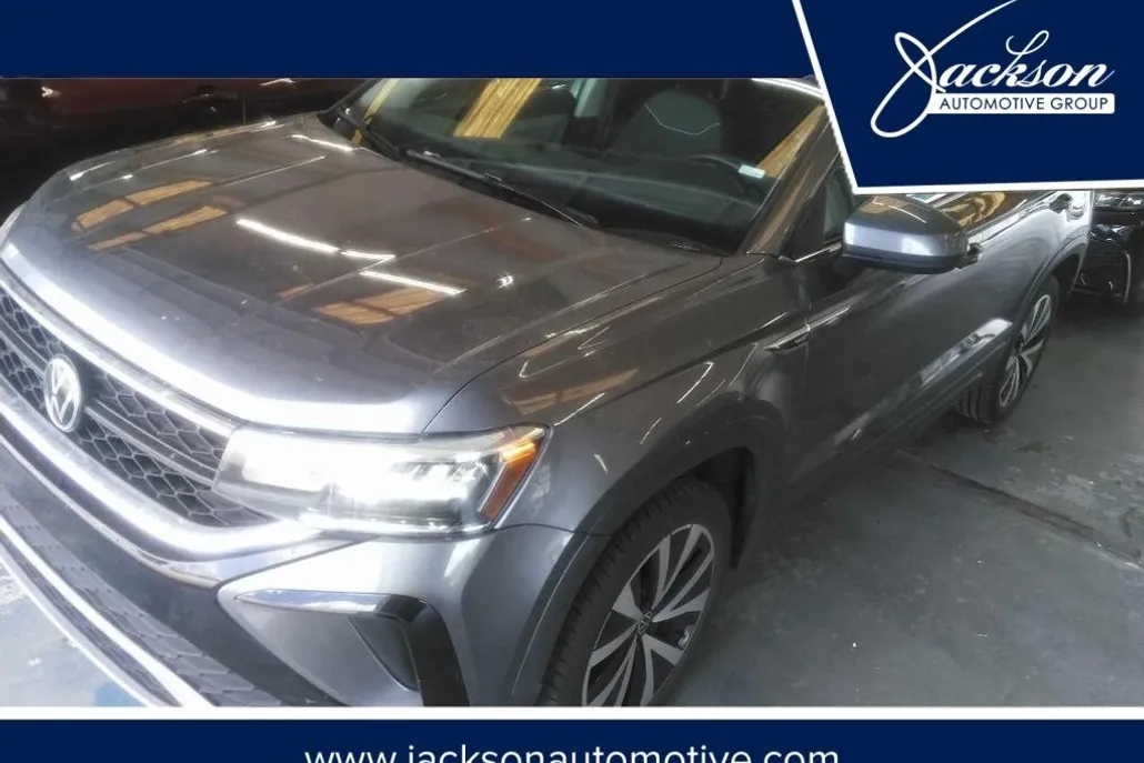 2024 Volkswagen Taos SE photo 1