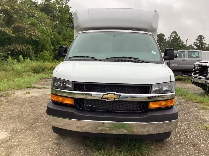 2025 Chevrolet Express 3500 Cutaway Van photo 1