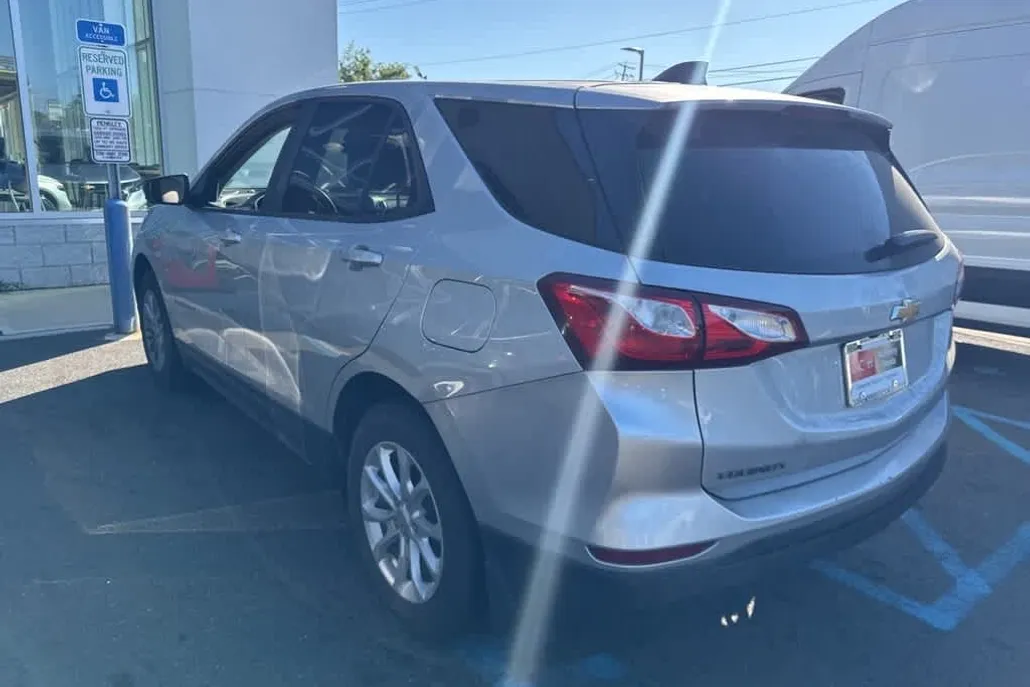 2020 Chevrolet Equinox LS photo 1