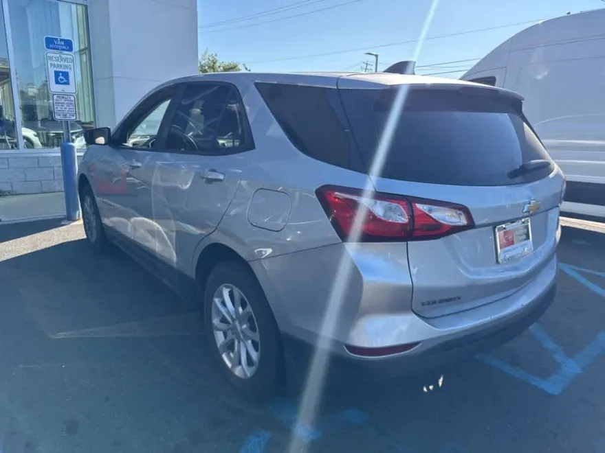 2020 Chevrolet Equinox LS photo 1