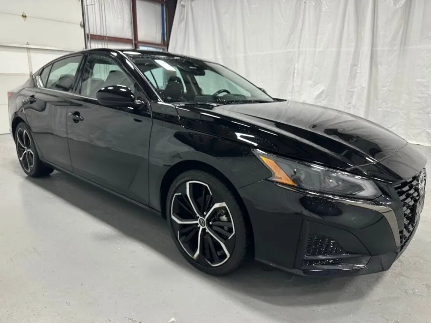 2024 Nissan Altima 2.5 SR photo 1