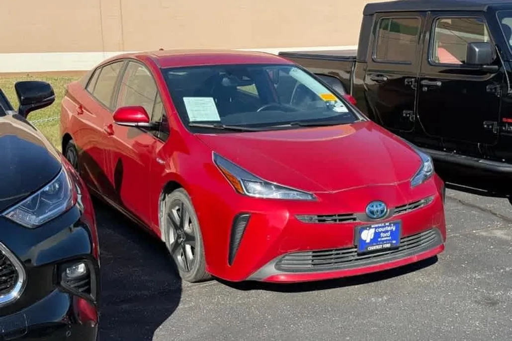 2019 Toyota Prius XLE photo 1