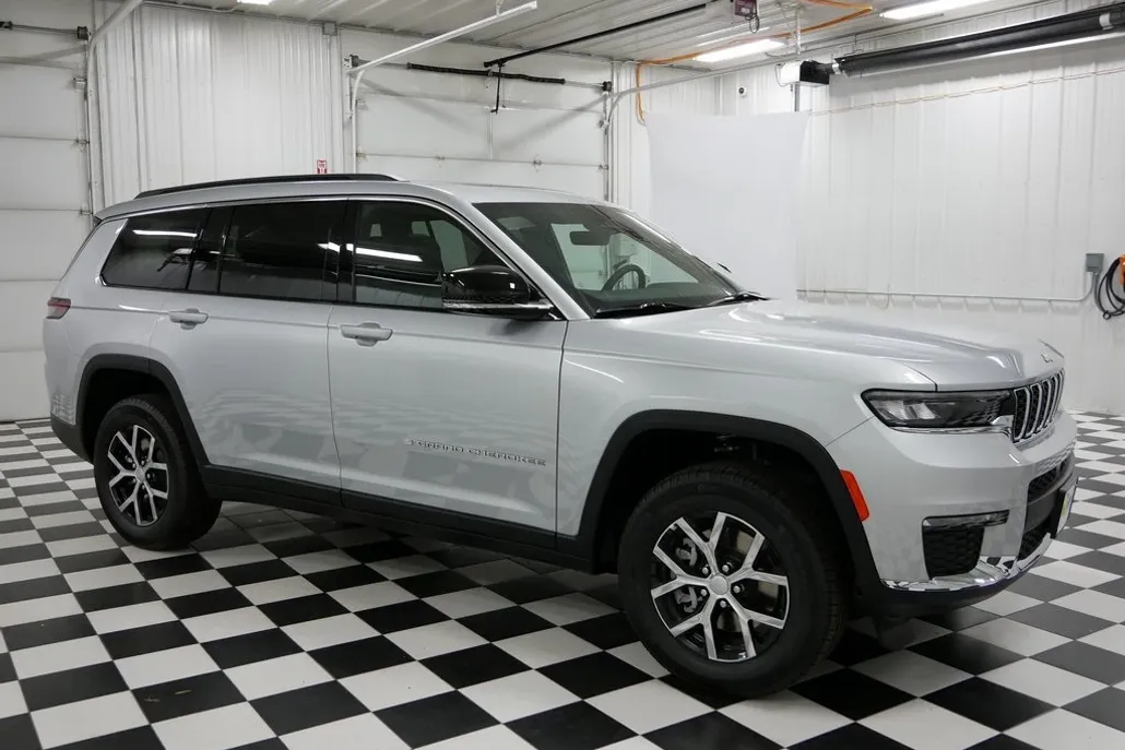 2025 Jeep Grand Cherokee Limited photo 1