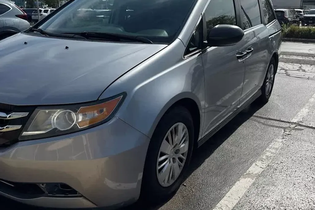 2016 Honda Odyssey LX photo 1