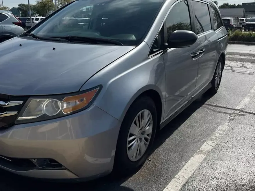 2016 Honda Odyssey LX photo 1