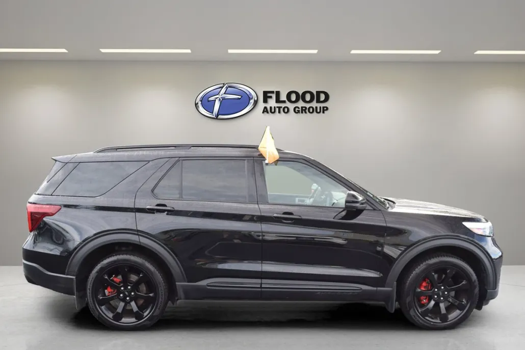 2022 Ford Explorer ST photo 1
