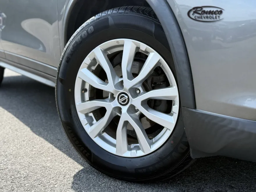 2018 Nissan Rogue SV photo 1