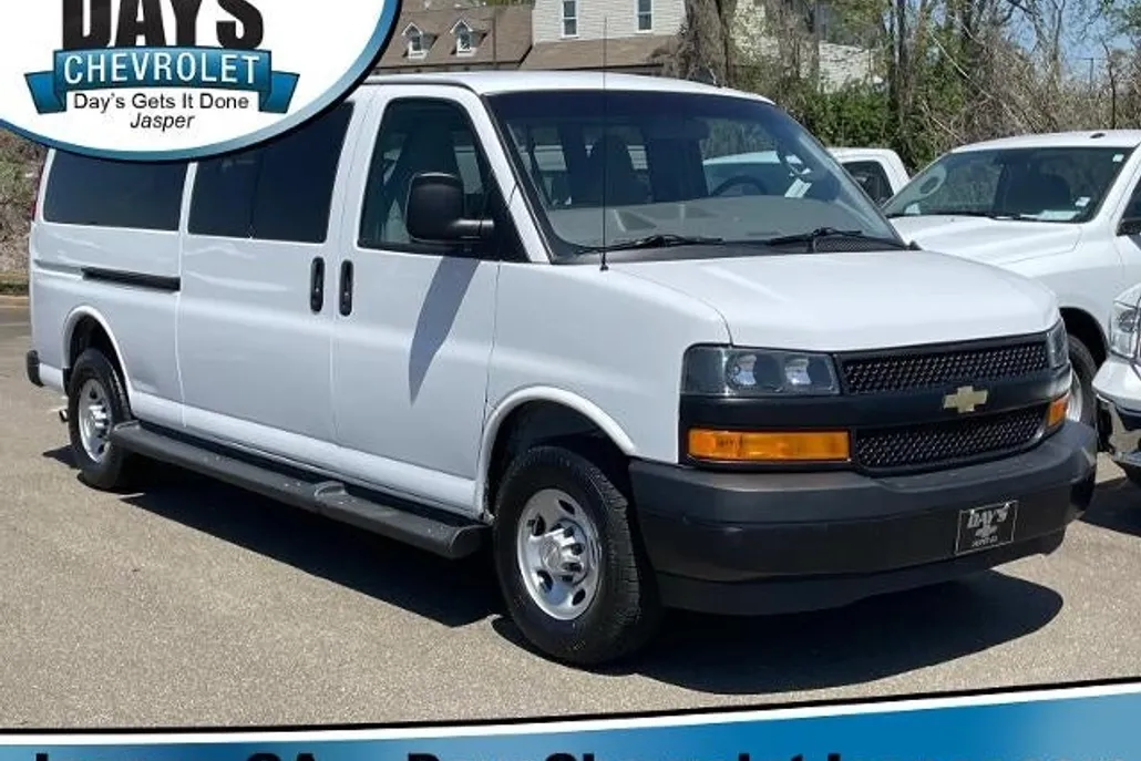 2022 Chevrolet Express Passenger 3500 photo 1