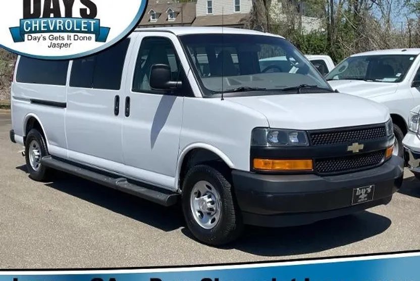 2022 Chevrolet Express Passenger 3500 photo 1