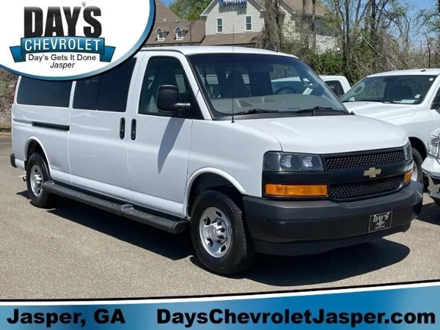 2022 Chevrolet Express Passenger 3500 photo 1