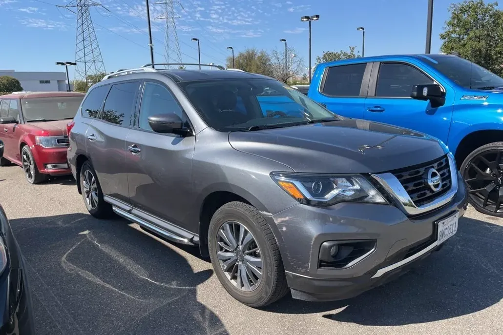 2020 Nissan Pathfinder SV photo 1