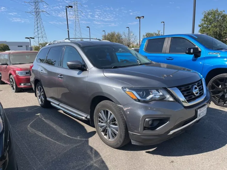 2020 Nissan Pathfinder SV photo 1