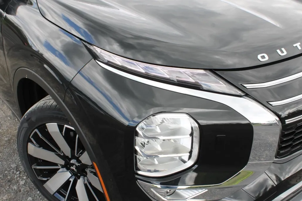 2025 Mitsubishi Outlander SE photo 1