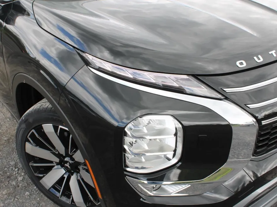 2025 Mitsubishi Outlander SE photo 1