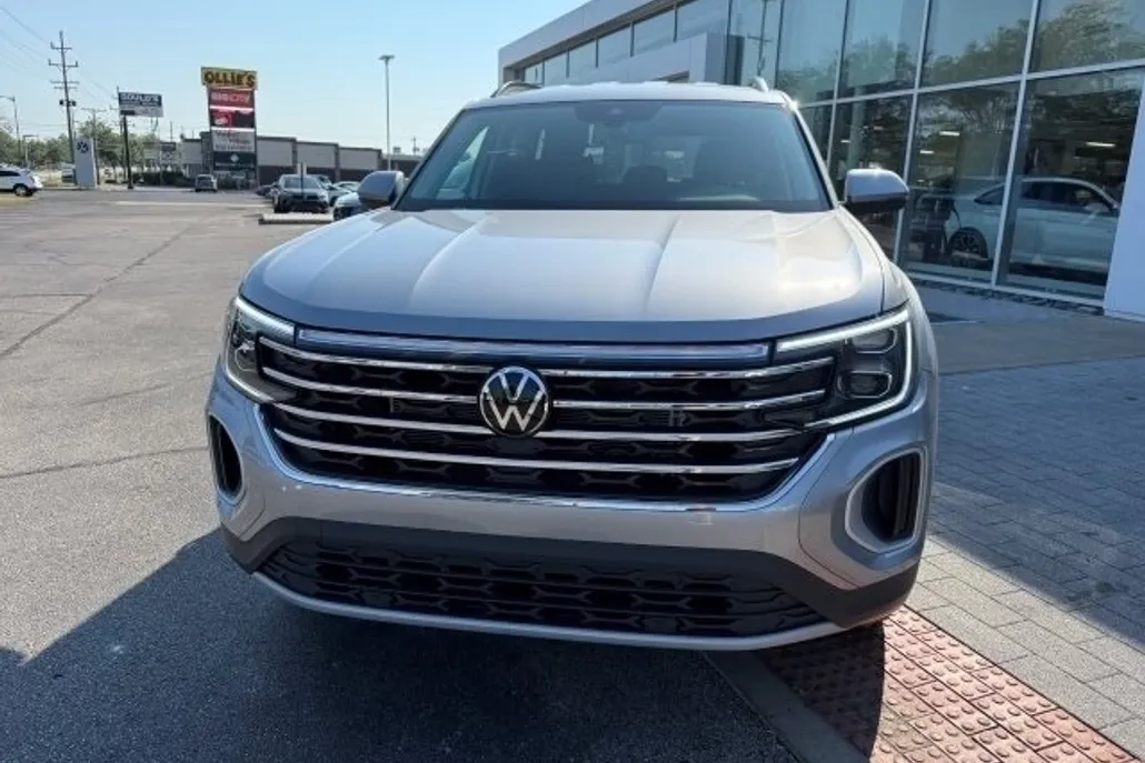 2026 Volkswagen Atlas SE photo 1