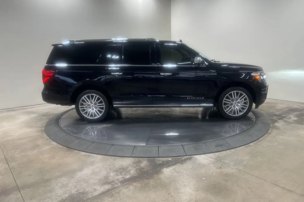 2022 Ford Expedition MAX Platinum photo 1