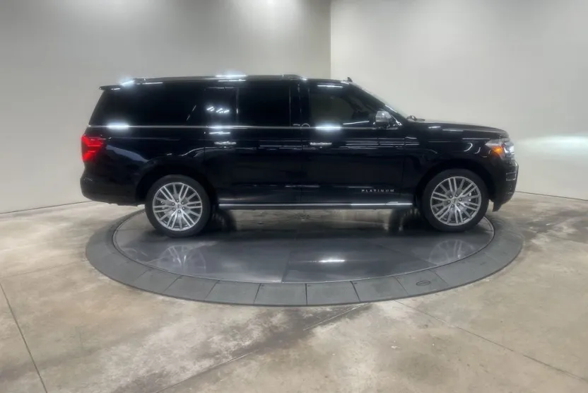 2022 Ford Expedition MAX Platinum photo 1