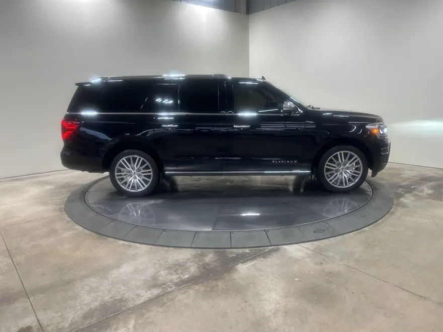 2022 Ford Expedition MAX Platinum photo 1