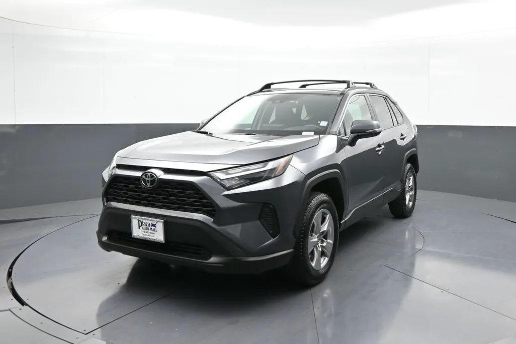 2022 Toyota RAV4 XLE photo 1