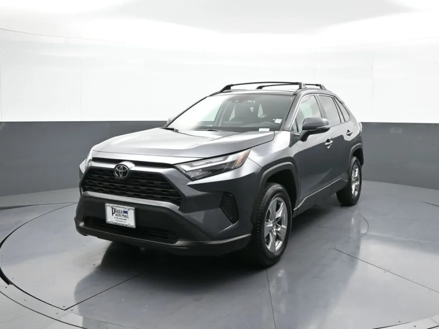 2022 Toyota RAV4 XLE photo 1