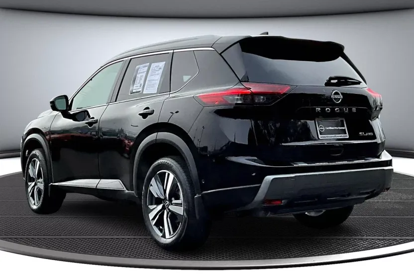 2024 Nissan Rogue SL photo 1