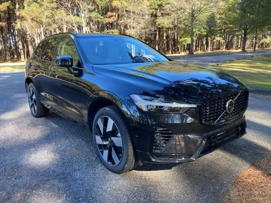 2025 Volvo XC60 Hybrid T8 Plus photo 1