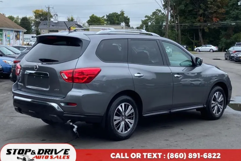 2017 Nissan Pathfinder 4x4 SV photo 1