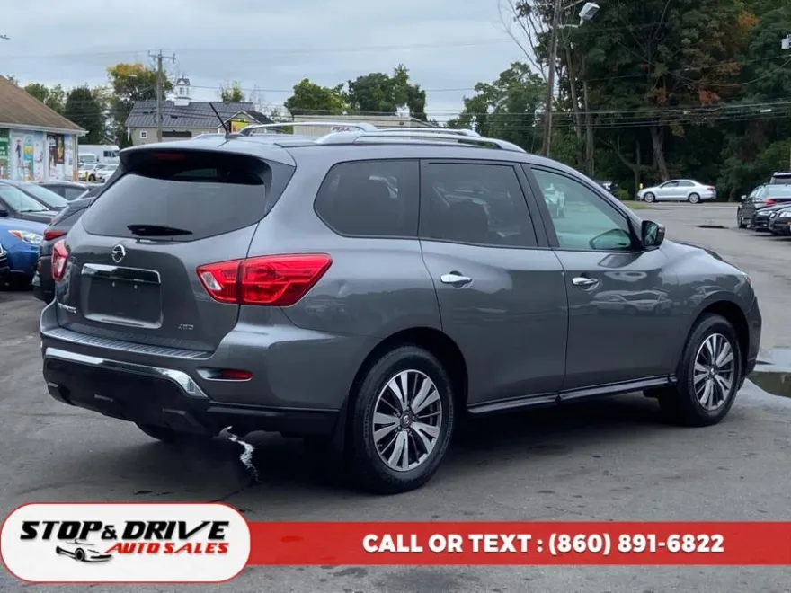 2017 Nissan Pathfinder 4x4 SV photo 1