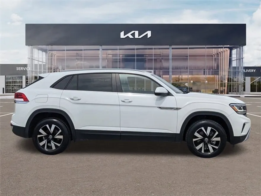 2022 Volkswagen Atlas Cross Sport SE photo 1
