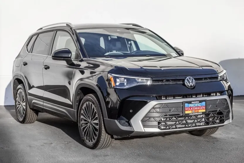 2025 Volkswagen Taos SE photo 1